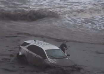 這 Malibu 泥石流的衝力也太強大，直接把車輛沖入海中!!