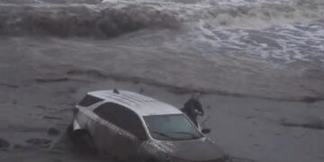 這 Malibu 泥石流的衝力也太強大，直接把車輛沖入海中!!